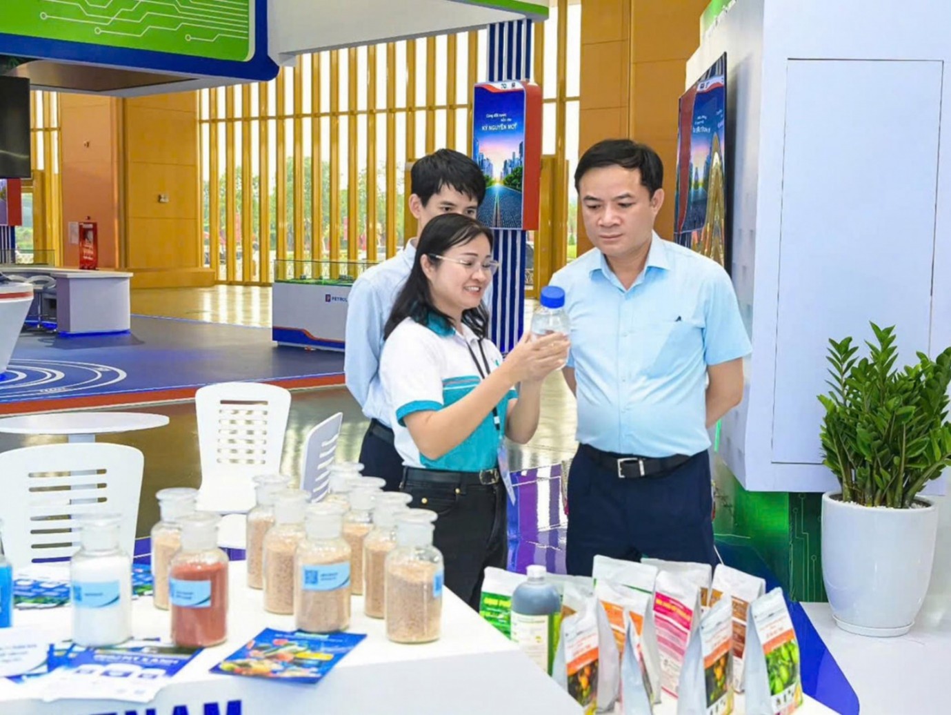 Đồng chí Lê Ngọc Sơn khảo sát gian trưng bày của Tổng công ty Phân bón và Hóa chất Dầu khí (PVFCCo - Phú Mỹ)
