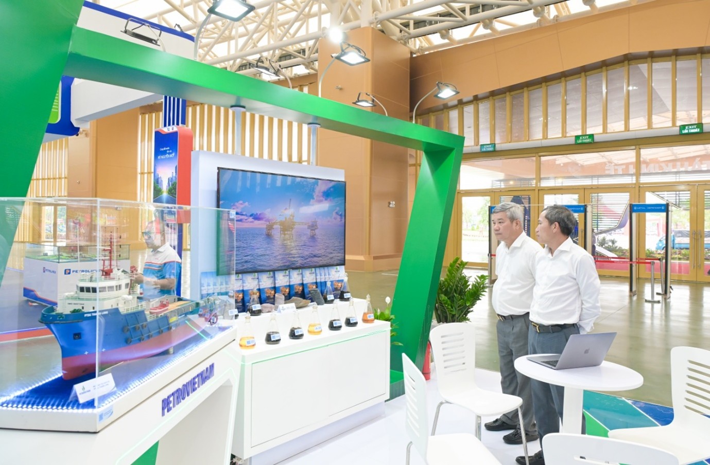 Đồng chí Đỗ Chí Thanh khảo sát gian trưng bày của Tổng Công ty Thăm dò Khai thác Dầu khí (PVEP)