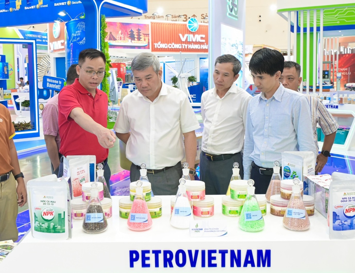 Đồng chí Đỗ Chí Thanh khảo gian trưng bày của Công ty Cổ phần Phân bón Dầu khí Cà Mau (PVCFC)