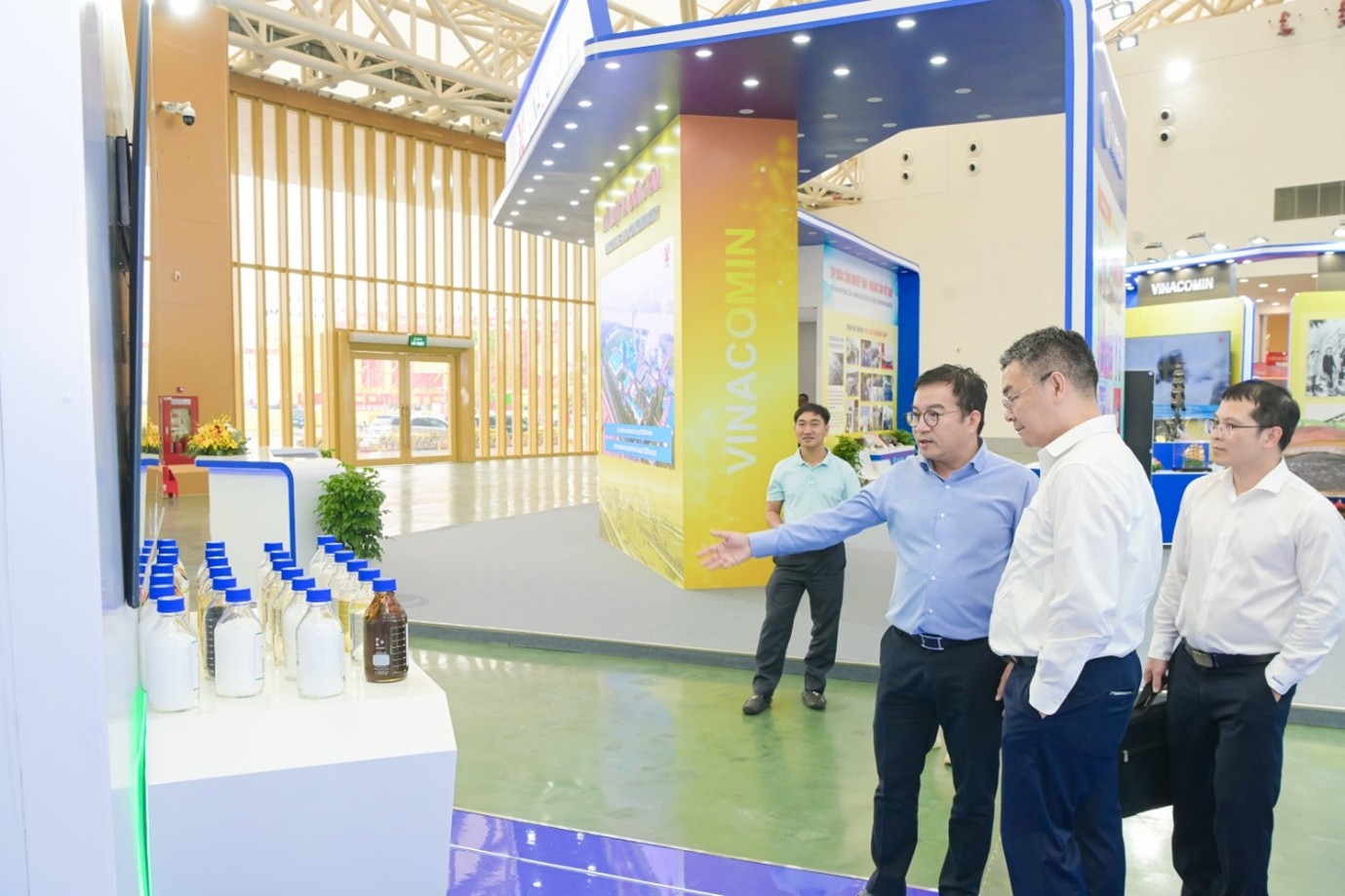 Đồng chí Lê Mạnh Cường kiểm tra gian trưng bày của Công ty cổ phần Lọc hóa dầu Bình Sơn (BSR)