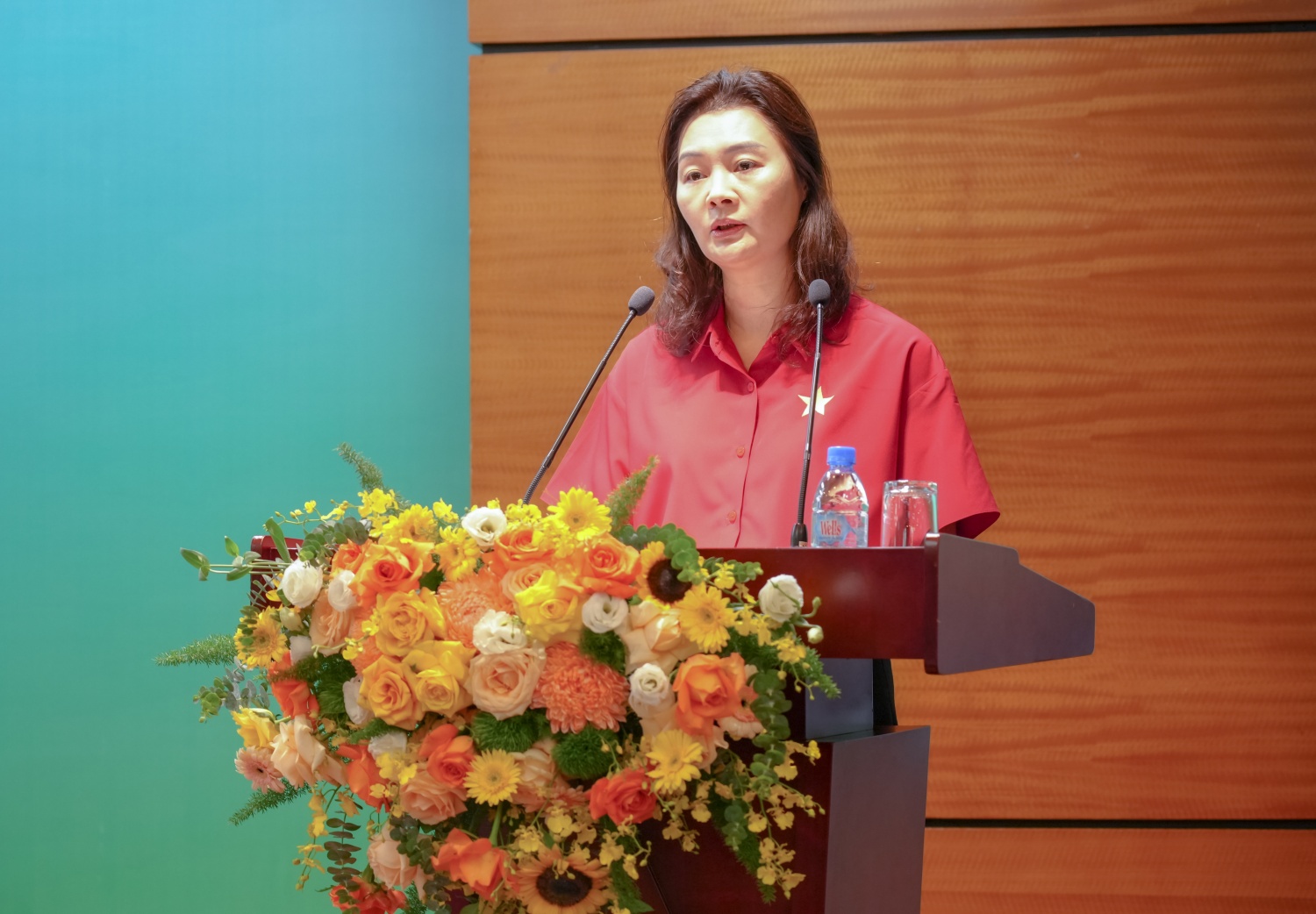 Đồng chí Đinh Thị Hồng Thúy - Phó Chánh Văn phòng Đảng ủy Petrovietnam công bố Quyết định mở Lớp bồi dưỡng lý luận chính trị dành cho đảng viên mới