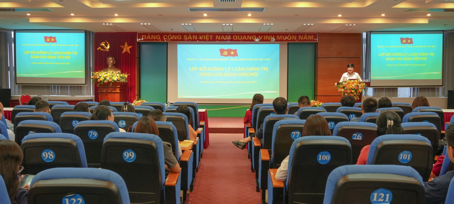 Toàn cảnh lớp bồi dưỡng lý luận chính trị cho đảng viên mới khu vực Hà Nội