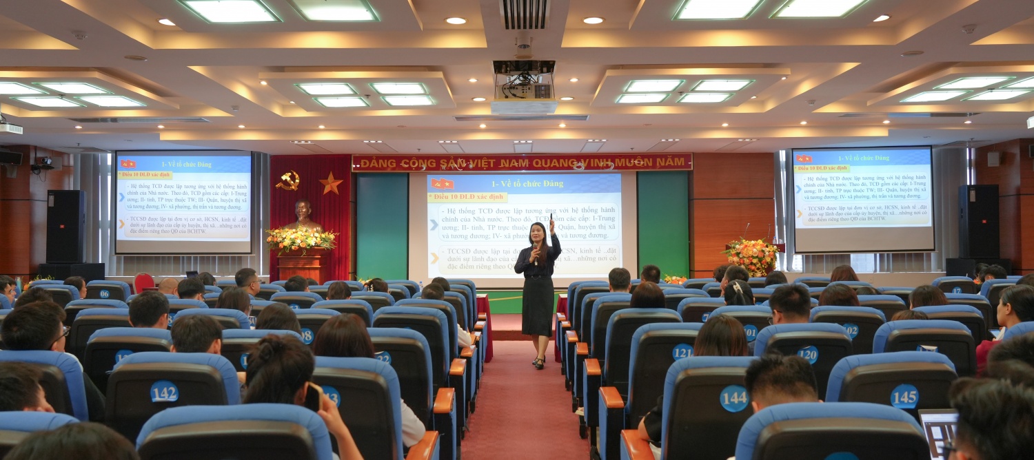 Các đại biểu lắng nghe, trao đổi, chia sẻ tại lớp bồi dưỡng