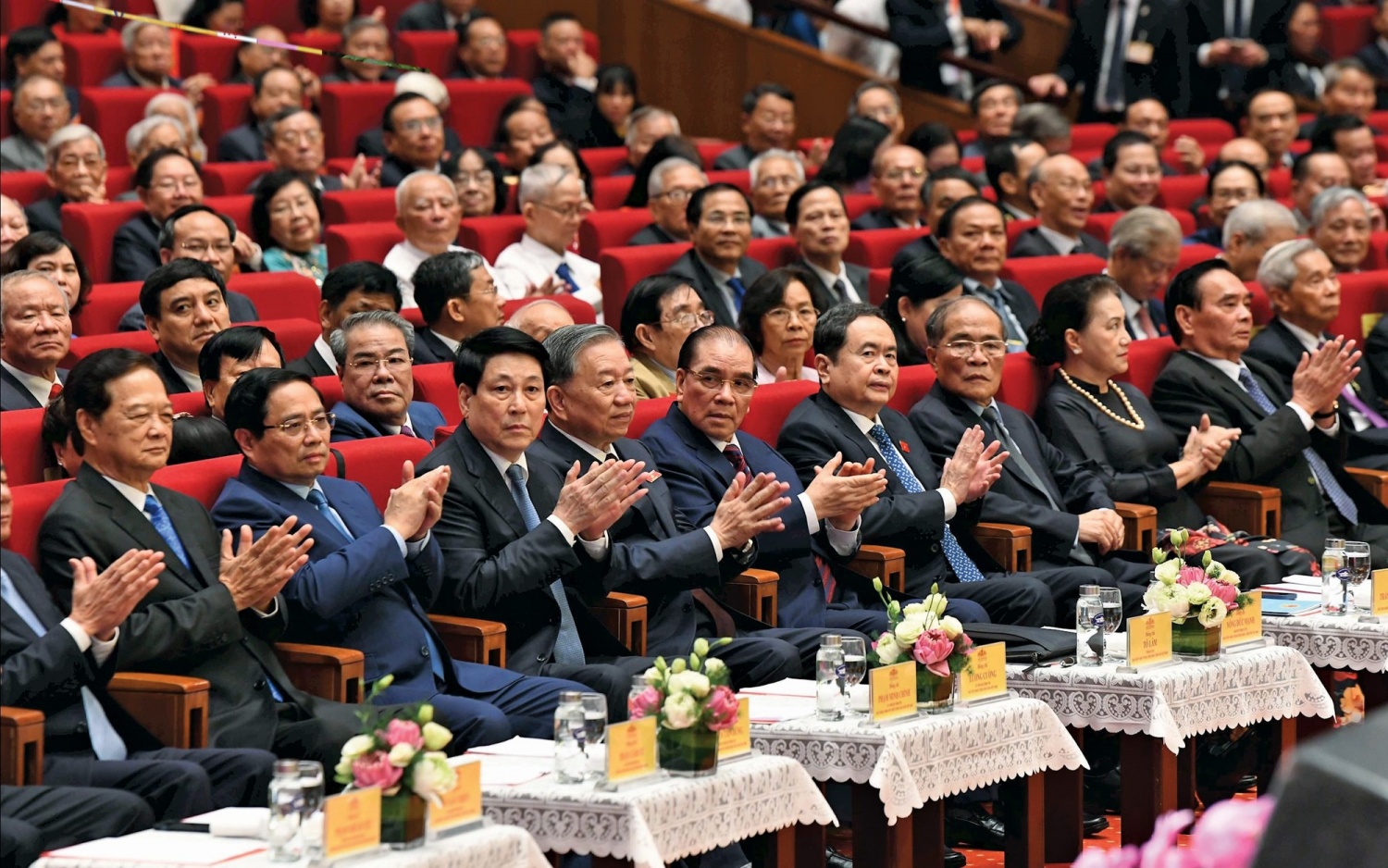 Lãnh đạo và nguyên lãnh đạo Đảng, Nhà nước, Quốc hội tham dự cuộc gặp mặt (Ảnh: VGP)