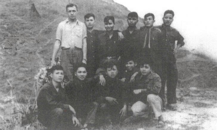 CBKT Địa chất Đặng Của đang công tác tại mỏ thiếc - Tinh Túc - Cao Bằng 4/1956 (người thứ ba hàng đầu từ trái sang)