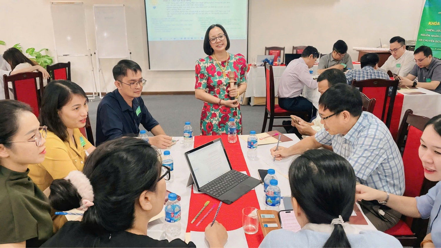 Bà Lê Thị Lam Trà - Phó Trưởng ban Quản trị Nguồn nhân lực Petrovietnam, trực tiếp giảng dạy và chia sẻ kinh nghiệm tại khóa đào tạo.