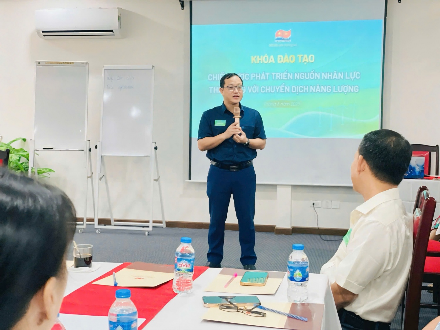 Ông Bùi Anh Nam - Trưởng phòng Tổ chức nhân sự Vietsovpetro phát biểu khai mạc khóa đào tạo