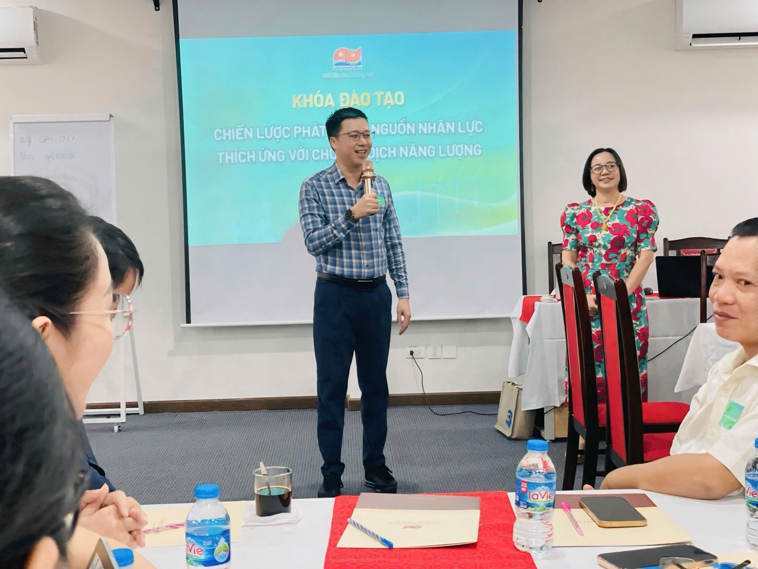 Ông Võ Văn Châu - Phó phòng Tổ chức nhân sự Vietsovpetro phát biểu kết thúc khóa đào tạo
