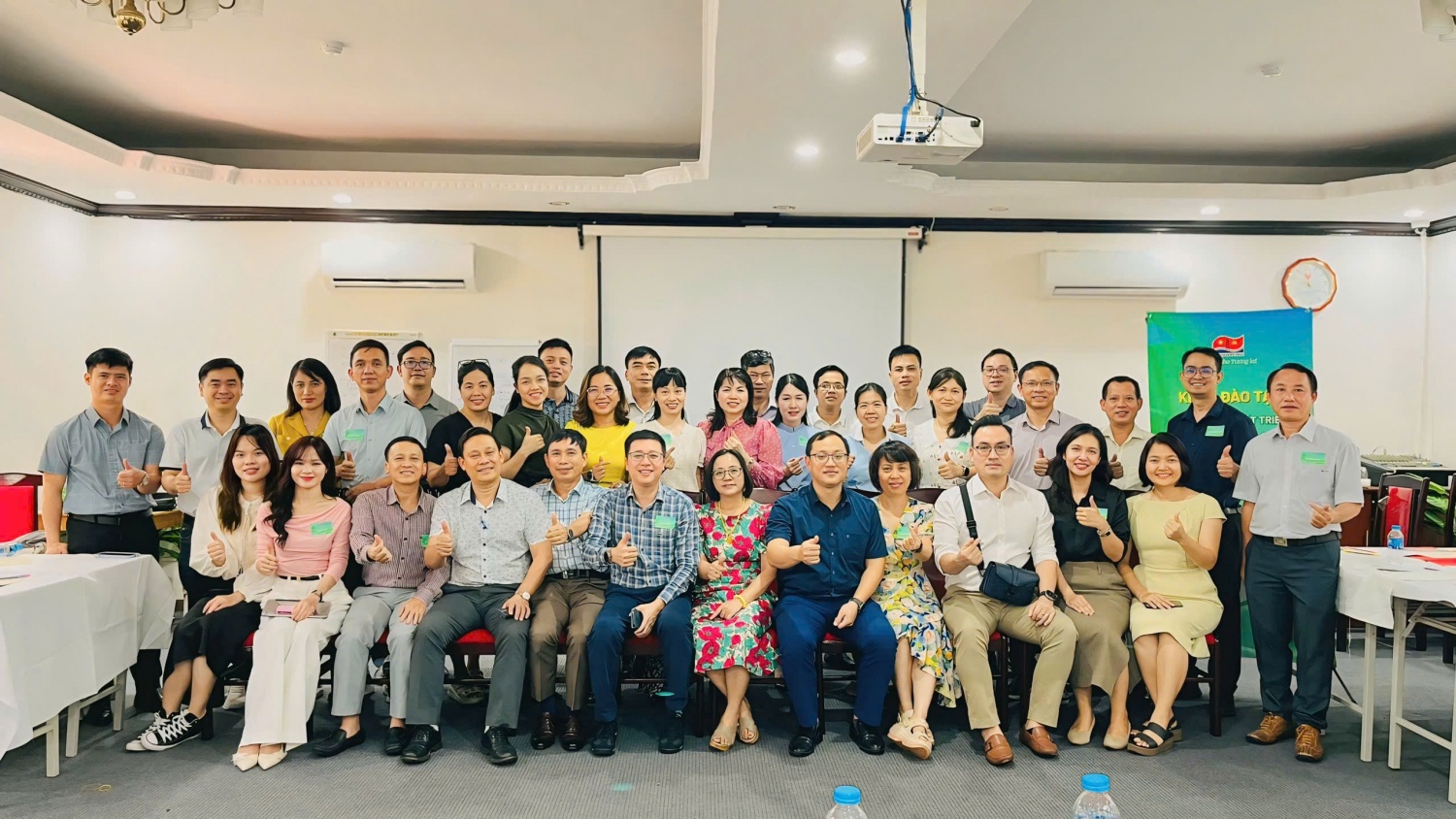 Các học viên tham gia khóa đào tạo chụp ảnh lưu niệm