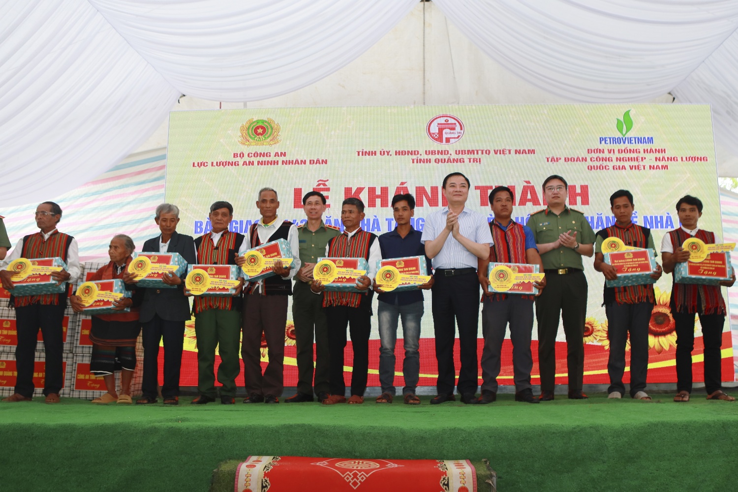 Đại diện Công an tỉnh Quảng Trị và Tổng Giám đốc Petrovietnam Lê Ngọc Sơn trao biển tượng trưng bàn giao nhà và quà tặng cho các hộ gia đình tiêu biểu vào tháng 7 vừa qua. Đây cũng là chương trình tổng kết, hoàn thành và bàn giao 1.143 căn nhà trong chương trình xóa nhà tạm, nhà dột nát trên địa bàn tỉnh Quảng Trị.