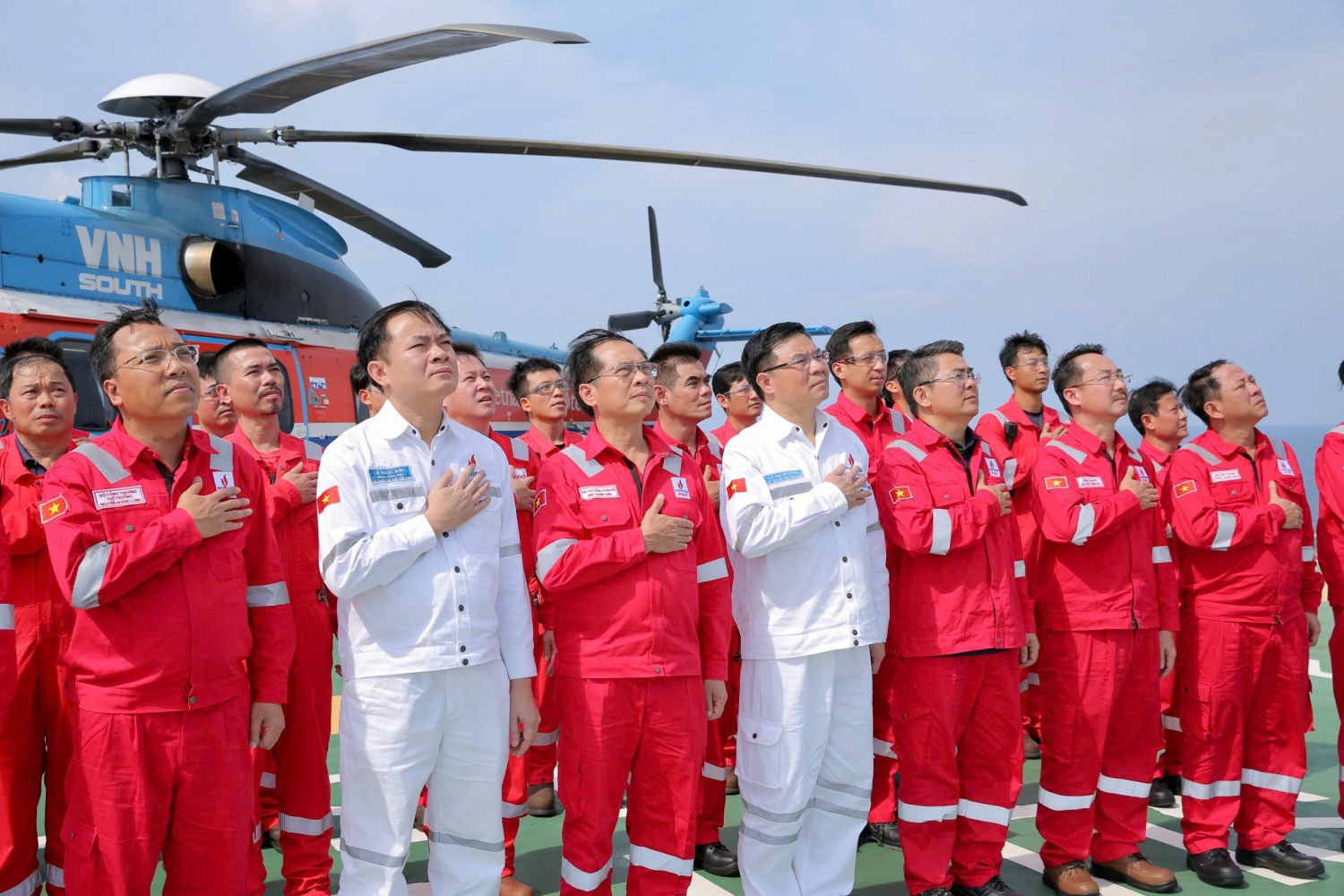Phó Thủ tướng Bùi Thanh Sơn và đoàn công tác của Chính phủ, Petrovietnam thực hiện nghi lễ chào cờ trên giàn Sư Tử Vàng (ảnh: Hiền Anh)