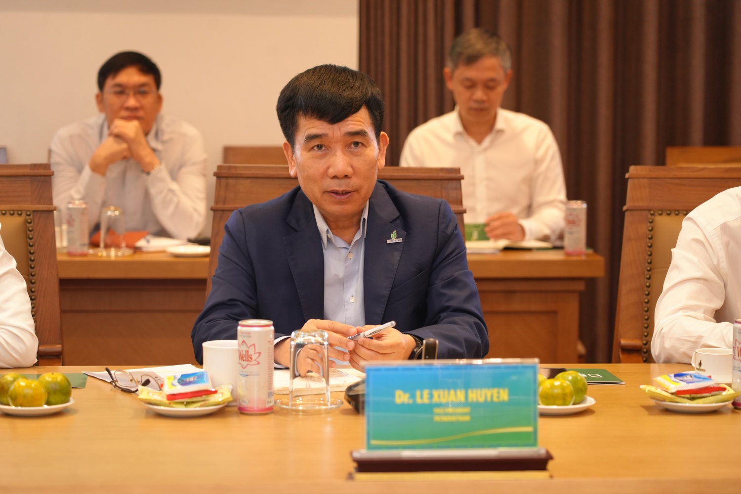 Phó Giám đốc Petrovietnam Lê Xuân Huyên trao đổi tại buổi làm việc