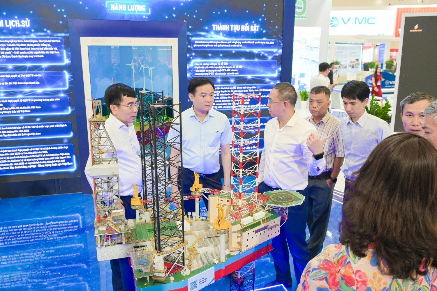 Petrovietnam leaders inspect display models