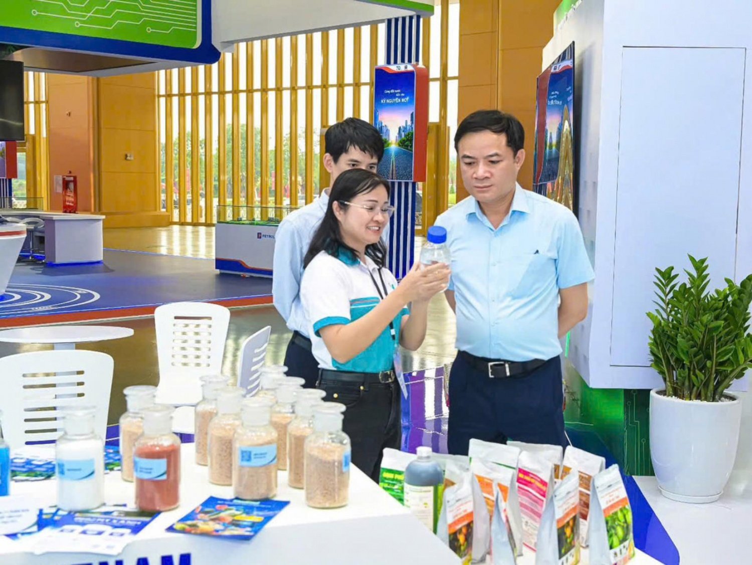 Comrade Le Ngoc Son surveyed the exhibition booth of PetroVietnam Fertilizer and Chemicals Corporation (PVFCCo - Phu My)
