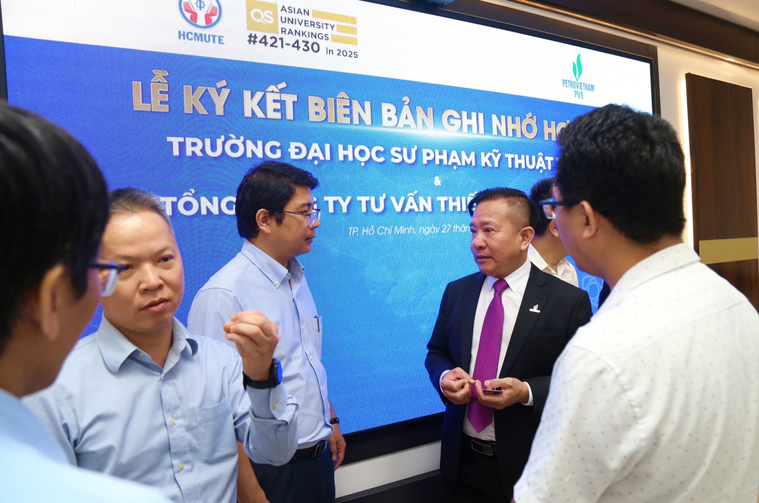 Hai bên trao đổi bên lề buổi ký kết hợp tác