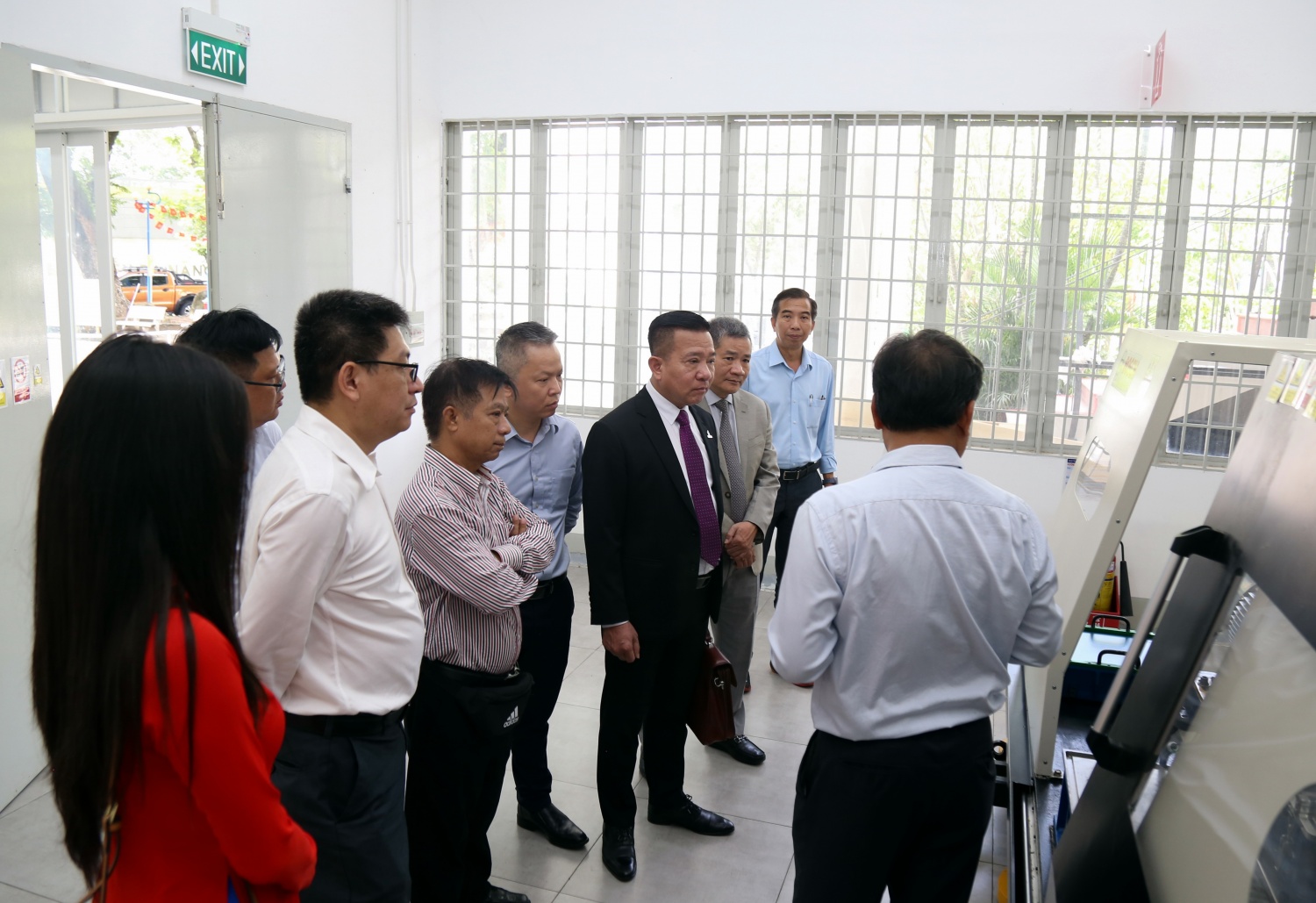 Đoàn PVE tham quan khu vực chế tạo máy của sinh viên HCMUTE hợp tác với doanh nghiệp nước ngoài