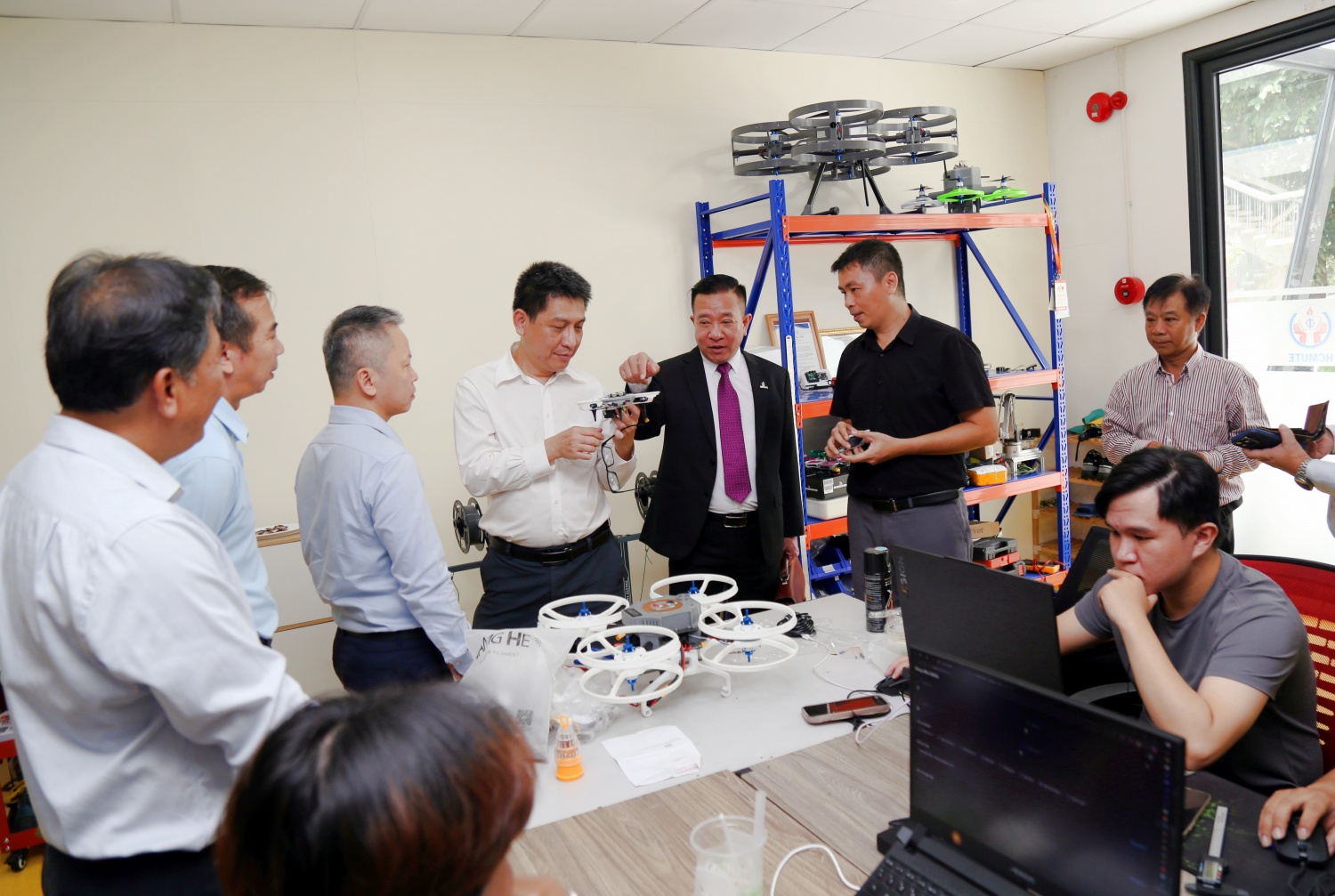 Đoàn công tác PVE tham quan Trung tâm robot thông minh thuộc HCMUTE