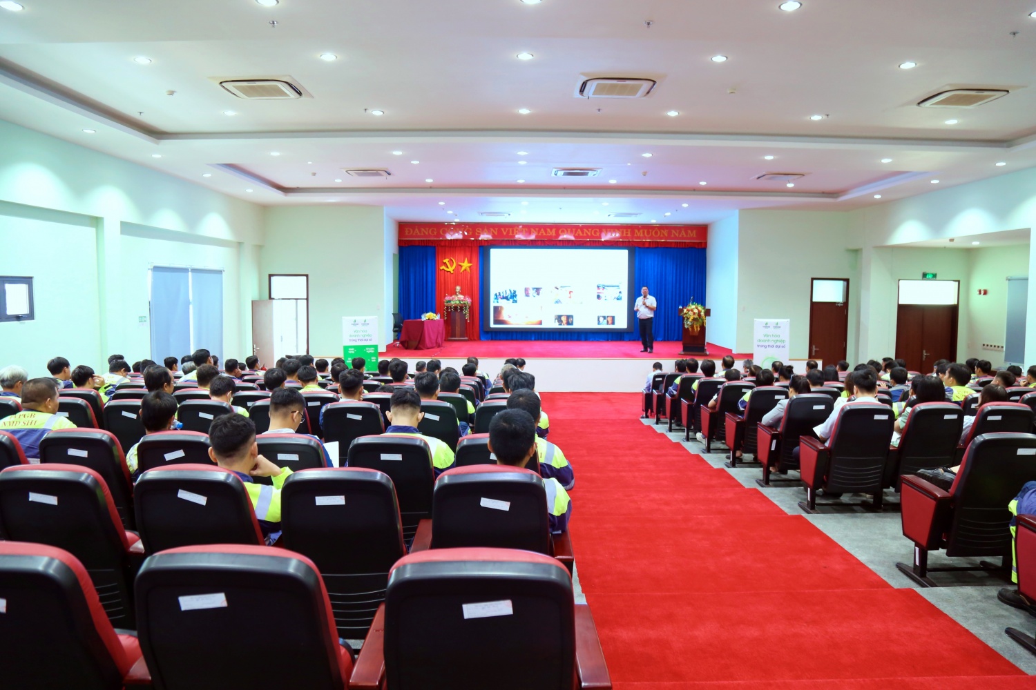Đội ngũ NMNĐ Sông Hậu 1 được cập nhật những xu hướng quản trị hiện đại, từ việc xây dựng môi trường làm việc số hóa, tăng cường tương tác trực tuyến, đến việc phát triển năng lực cá nhân gắn với mục tiêu chung của tổ chức.