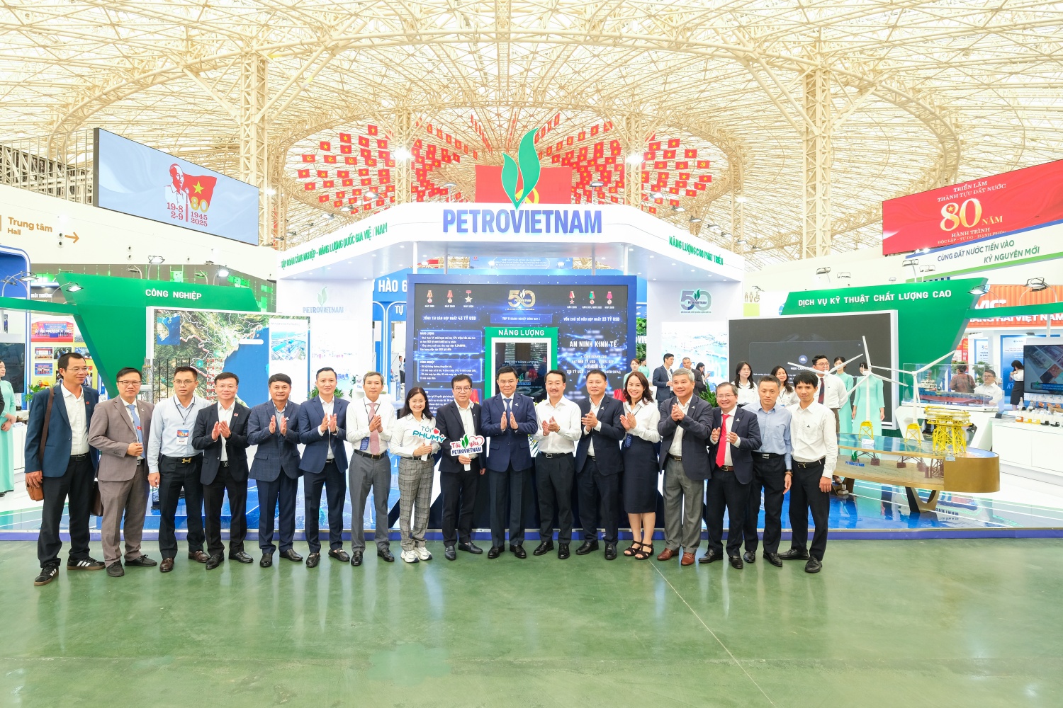 Lãnh đạo Tập đoàn và các đơn vị thành viên tại gian triển lãm của Tập đoàn