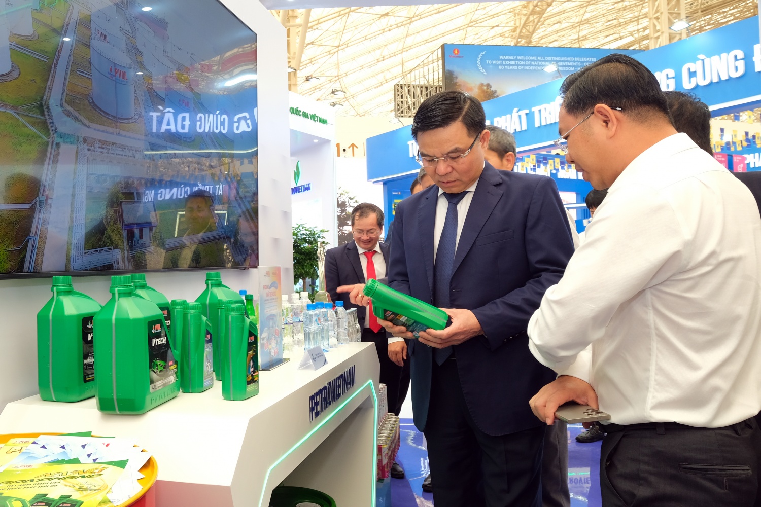 Lãnh đạo Petrovietnam kiểm tra gian trưng bày sản phẩm của PVOIL