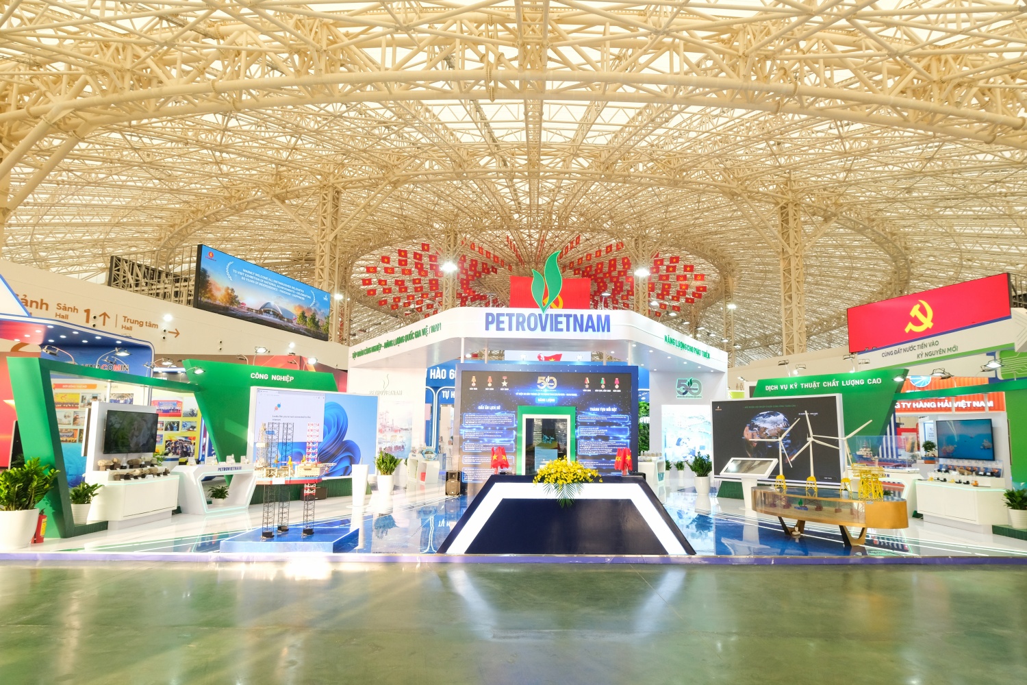 Với chủ đề “Petrovietnam - Giữ lửa di sản, kiến tạo năng lượng quốc gia”, gian triển lãm của Petrovietnam được thiết kế theo phong cách hiện đại, mở và hướng tới tương lai - là điểm nhấn nổi bật trong dịp kỷ niệm 50 năm hình thành và phát triển Tập đoàn.