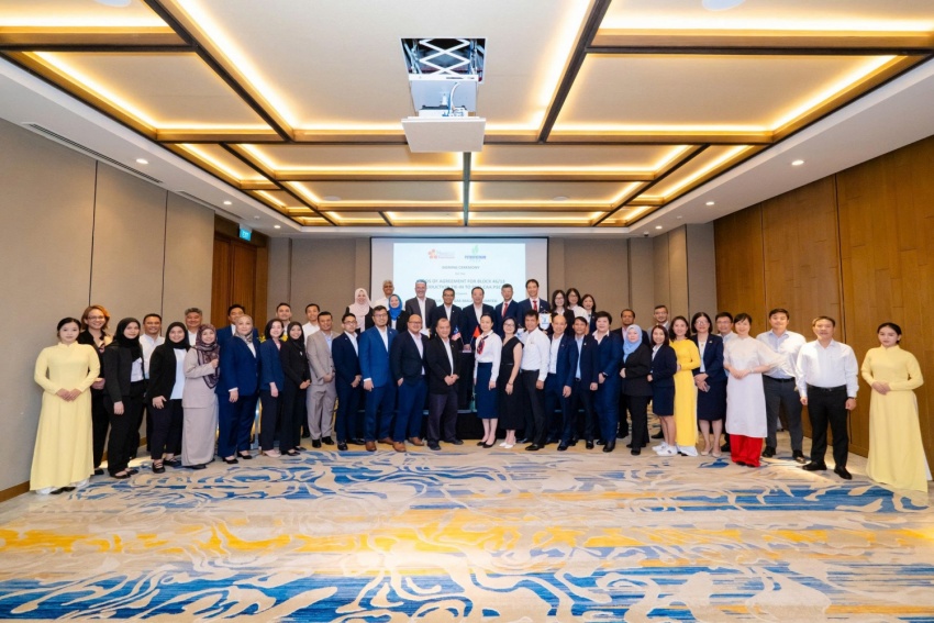 Các đại biểu chụp hình lưu niệm tại buổi lễ ký kết. Các đại biểu chụp hình lưu niệm tại buổi lễ ký kết.