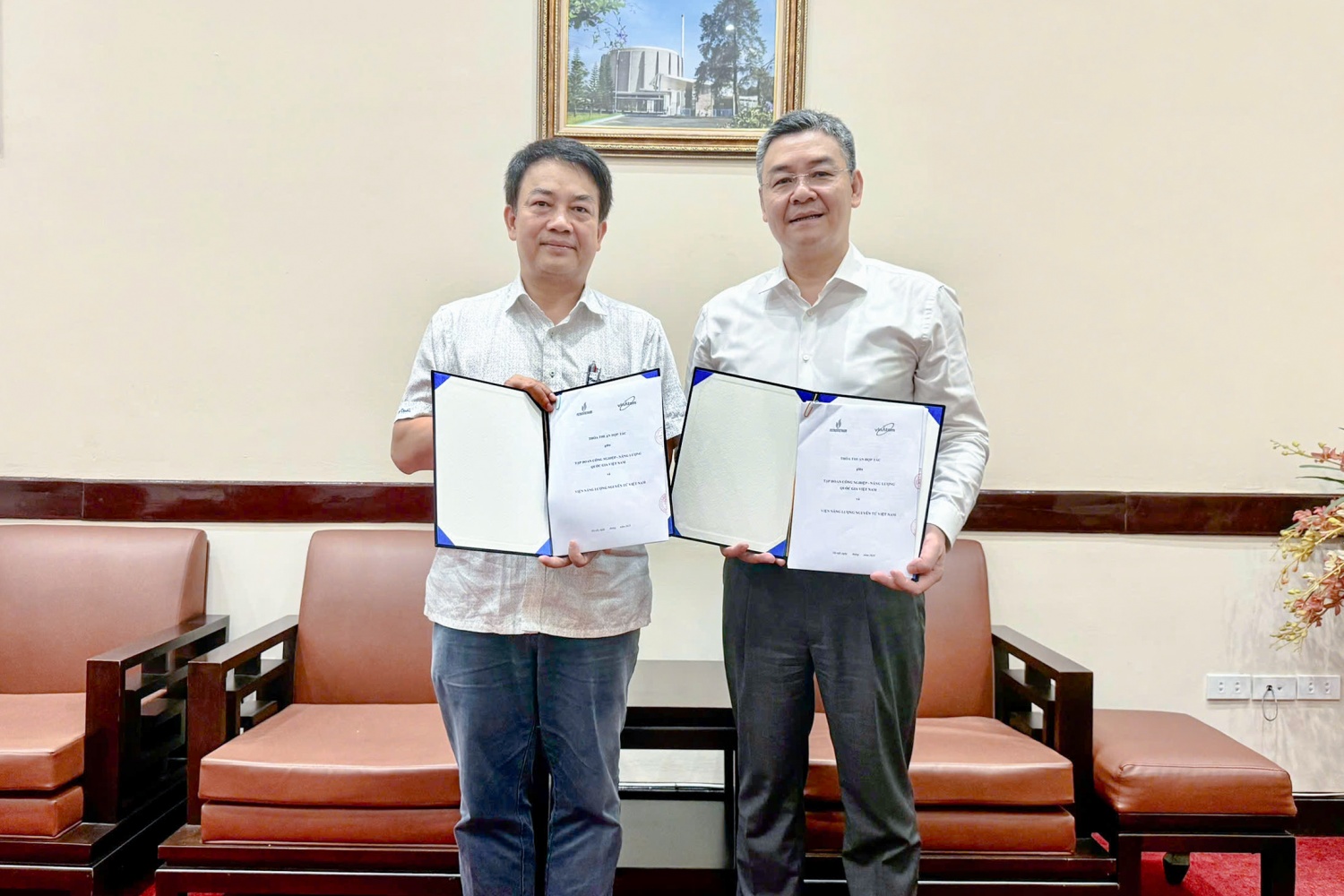 Phó Tổng Giám đốc Petrovietnam Lê Mạnh Cường và Viện trưởng VINATOM Trần Chí Thành trao thỏa thuận hợp tác