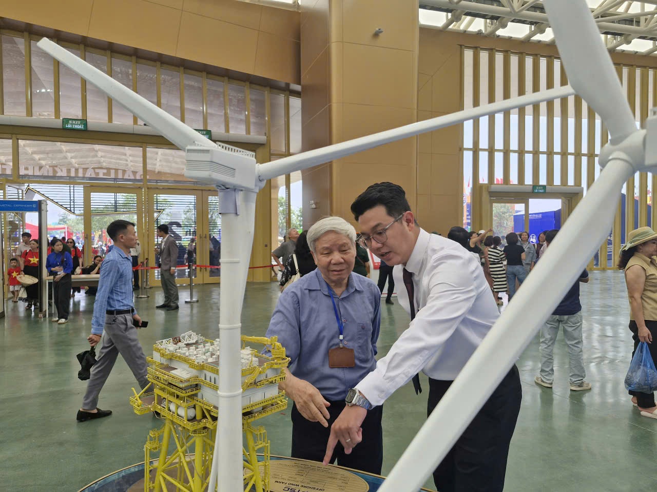 Khách tham quan không chỉ được ngắm nhìn các sản phẩm dầu khí, hóa dầu mà còn được các chuyên gia tận tình giải đáp thắc mắc, chia sẻ thông tin