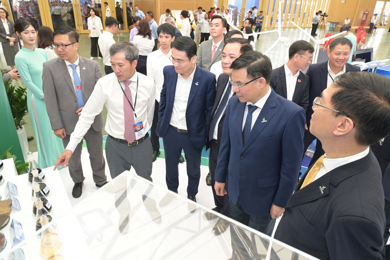 Lãnh đạo Petrovietnam tham quan gian trưng bày của PVEP