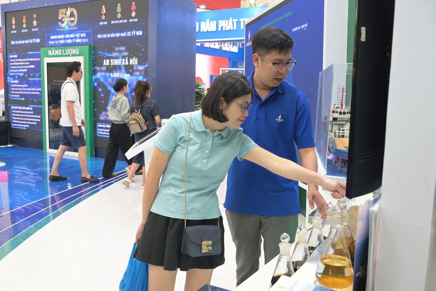 Khách tham quan gian trưng bày của PVEP