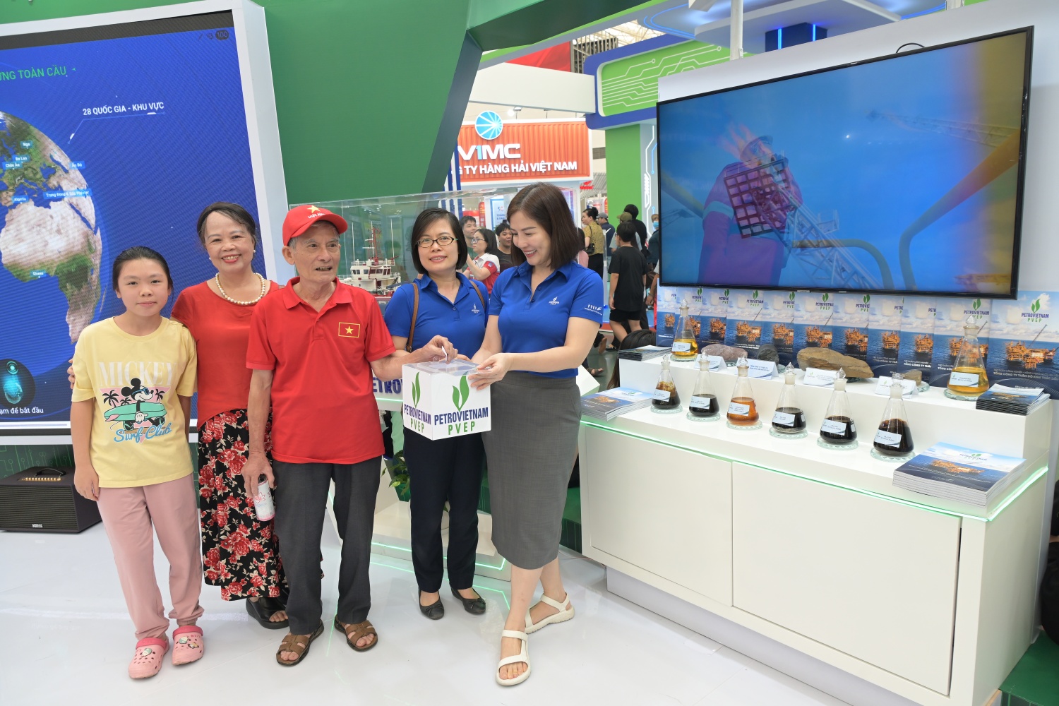 Khách tham quan bốc thăm nhận quà tại gian trừng bày