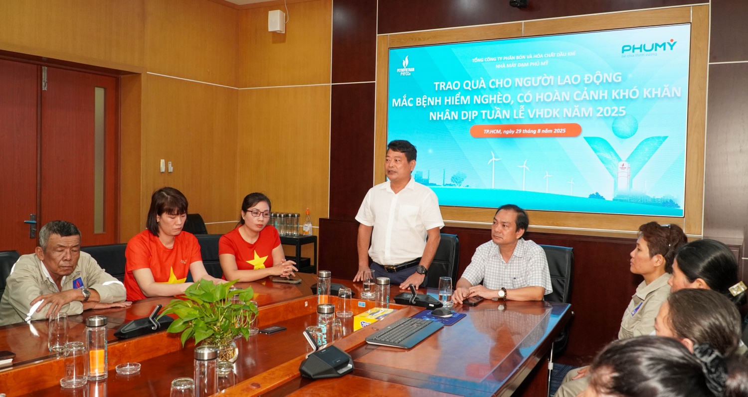 Ông Tống Xuân Phong - Chủ tịch Công đoàn Phú Mỹ hy vọng món quà sẽ phần nào động viên tinh thần, tiếp thêm niềm tin và nghị lực để người lao động tiếp tục vững vàng trong cuộc sống.