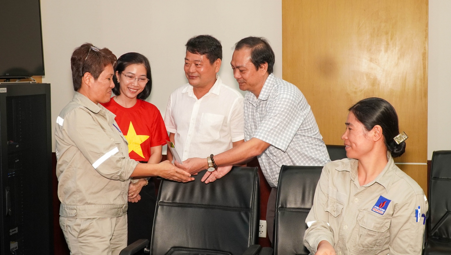 Những phần quà tuy nhỏ nhưng chứa đựng tình cảm, tiếp thêm nghị lực cho người lao động vượt khó.