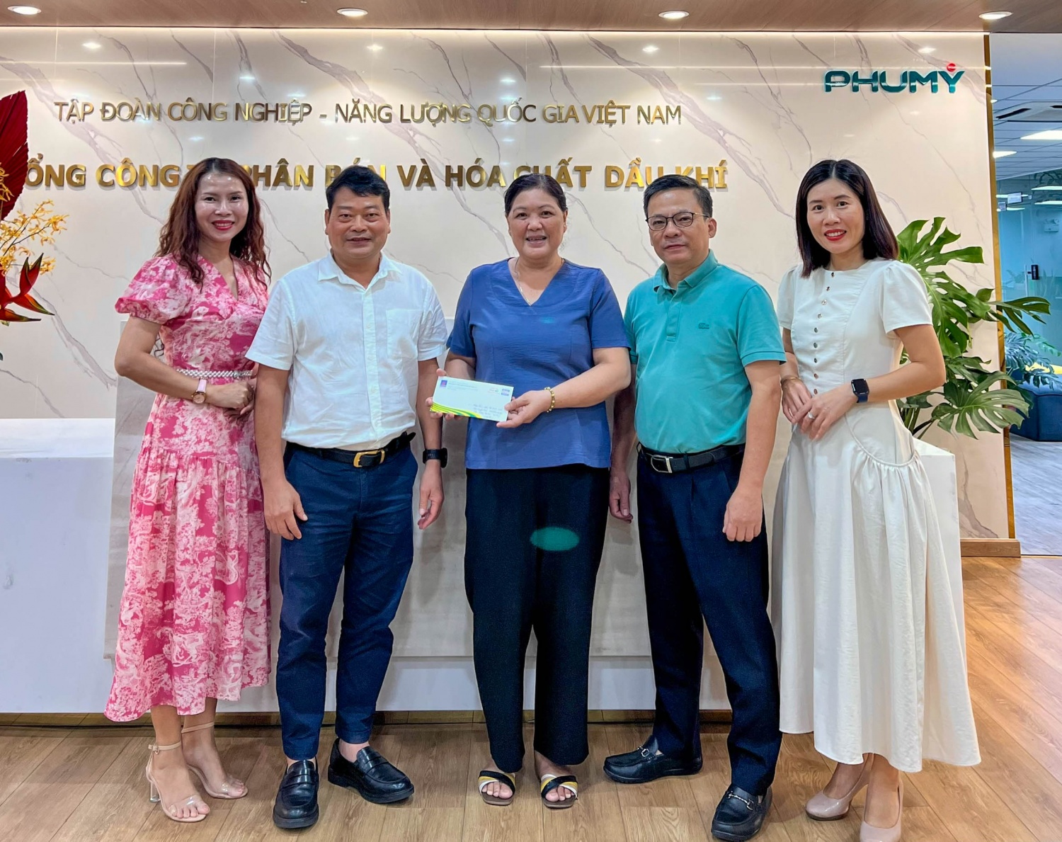 Công đoàn Tổng công ty thăm hỏi, động viên nhân viên khó khăn tại Văn phòng Tổng công ty.