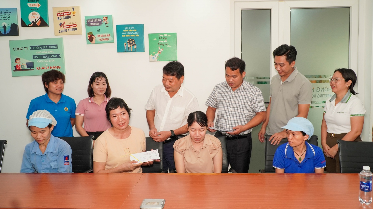 Công đoàn động viên người lao động khó khăn, mắc bệnh hiểm nghèo tại Công ty CP Bao bì Đạm Phú Mỹ.