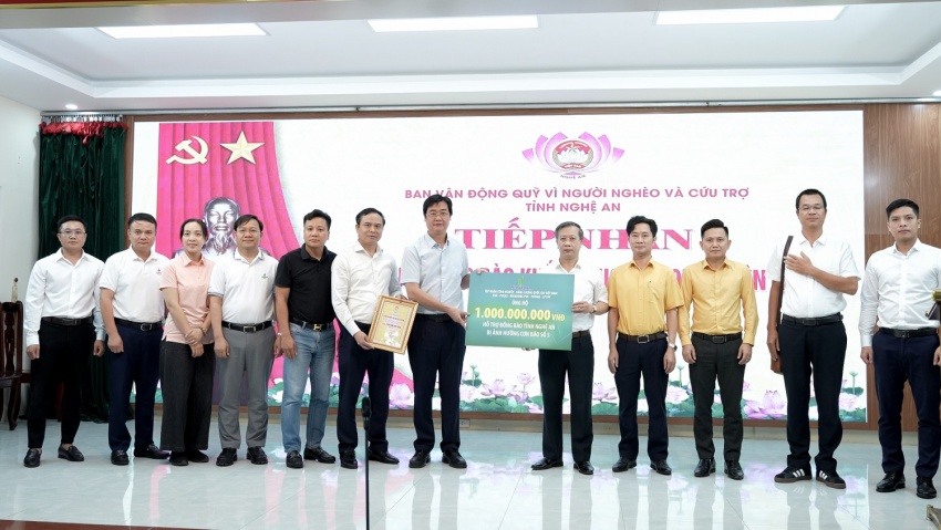 Đồng chí Nguyễn Mạnh Kha trao hỗ trợ các hộ dân bị ảnh hưởng do cơn bão số 5 tại tỉnh Nghệ An với sự tiếp nhận của đồng chí Nguyễn Đức Thanh - Phó Chủ tịch Ủy ban Mặt trận Tổ quốc Việt Nam (MTTQ) tỉnh Nghệ An.