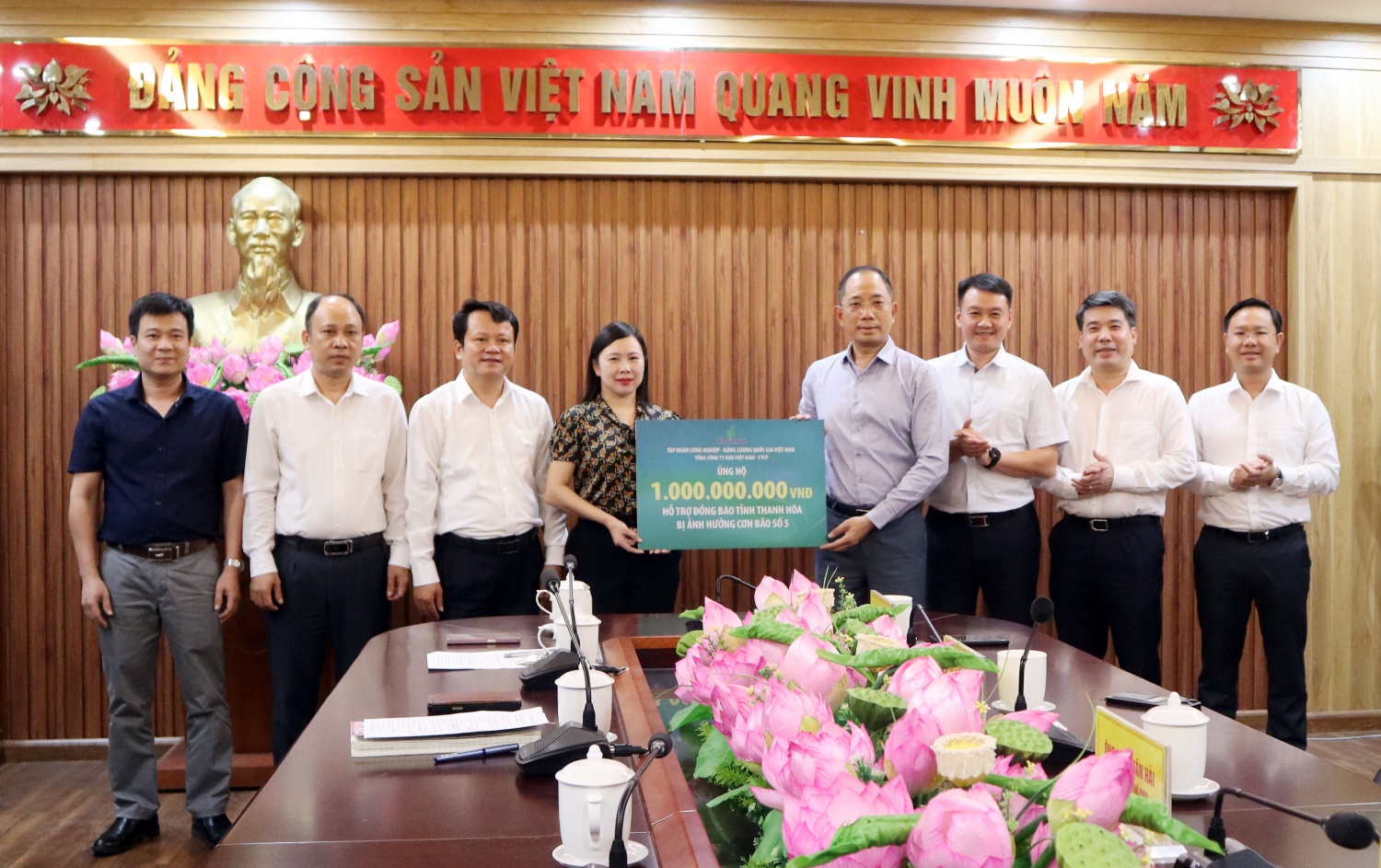 Đồng chí Cao Hoài Dương - Bí thư Đảng ủy, Chủ tịch HĐQT PVOIL trao hỗ trợ khắc phục hậu quả bão số 5 cho tỉnh Thanh Hóa với sự tiếp nhận của đồng chí Nguyễn Thị Phương - Phó Bí thư Đảng ủy, Phó Chủ tịch Ủy ban MTTQ tỉnh Thanh Hóa.