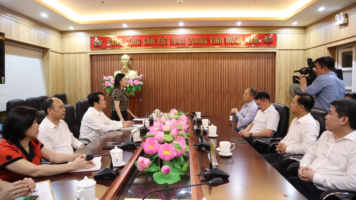 Đồng chí Nguyễn Thị Phương - Phó Bí thư Đảng ủy, Phó Chủ tịch Ủy ban MTTQ tỉnh Thanh Hóa chia sẻ thông tin về thiệt hại do bão số 5 gây ra trên địa bàn tỉnh và cảm ơn sự hỗ trợ của PVOIL