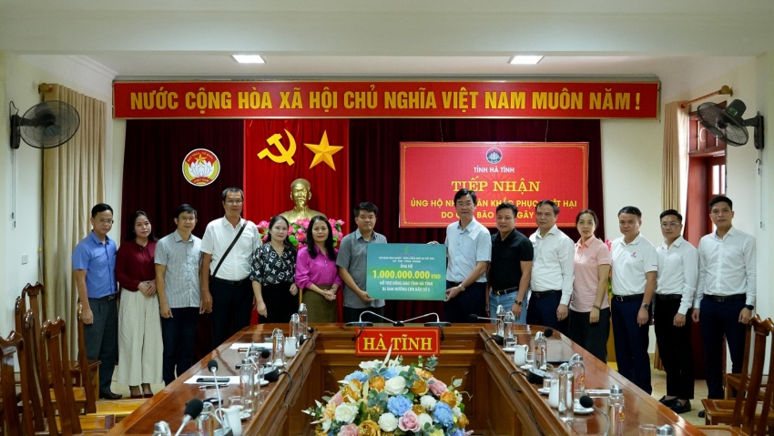 Đồng chí Nguyễn Mạnh Kha cùng đại diện các đơn vị đã trao hỗ trợ cho người dân tỉnh Hà Tĩnh chịu thiệt hại do cơn bão số 5 gây ra với sự tiếp nhận của đồng chí Trần Nhật Tân - Chủ tịch Ủy ban MTTQ tỉnh Hà Tĩnh.