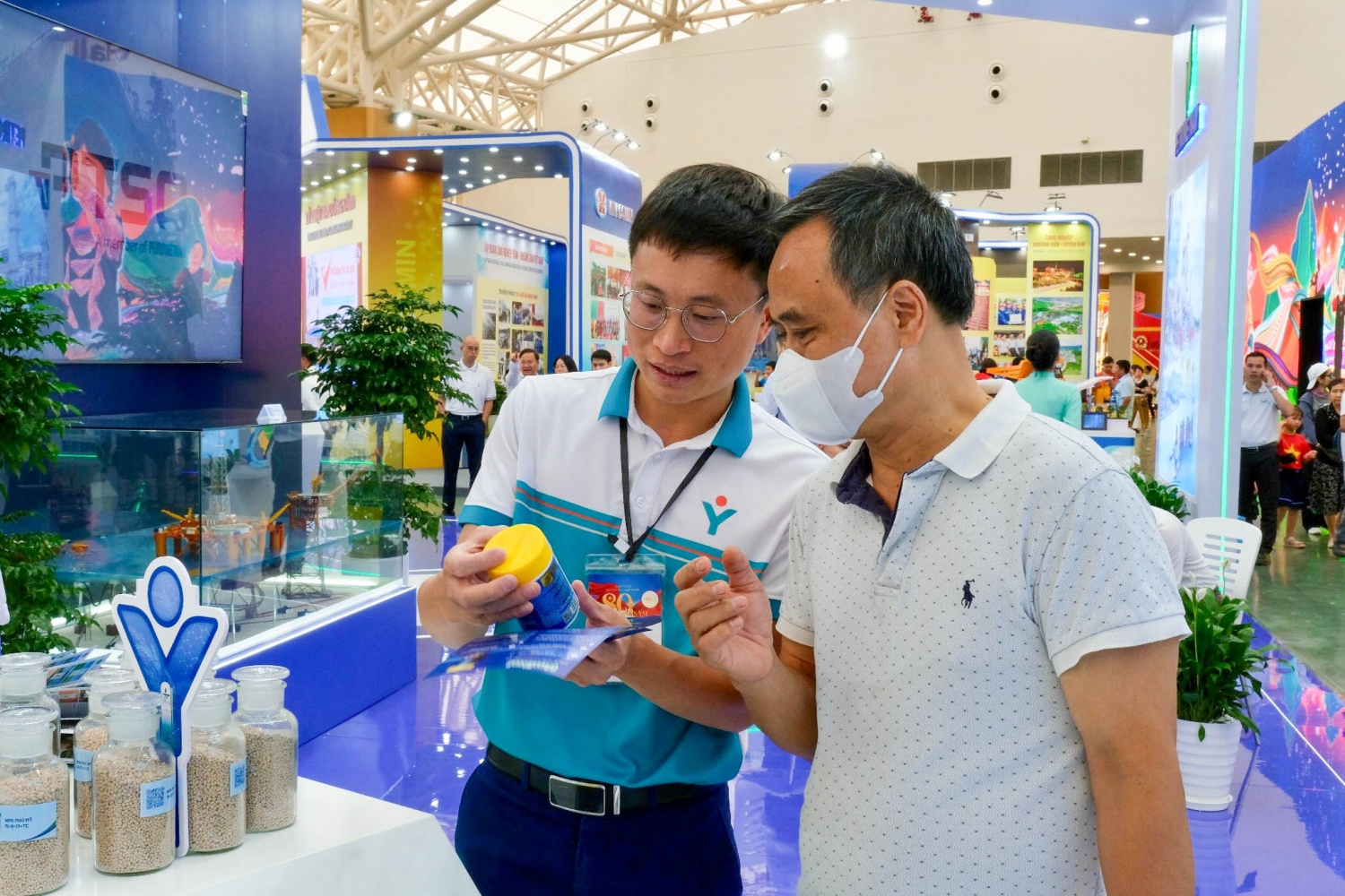 Đội ngũ chuyên gia Phú Mỹ tư vấn sản phẩm cho khách tham quan.