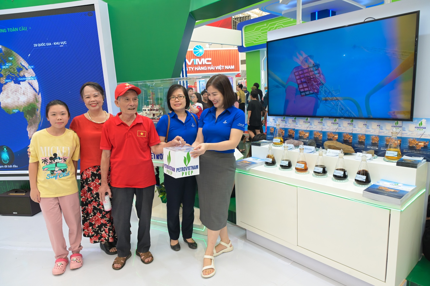 Gia đinh chị Nguyễn Thu Hà tham quan và bốc thăm nhận quà tại gian trưng bày của PVEP
