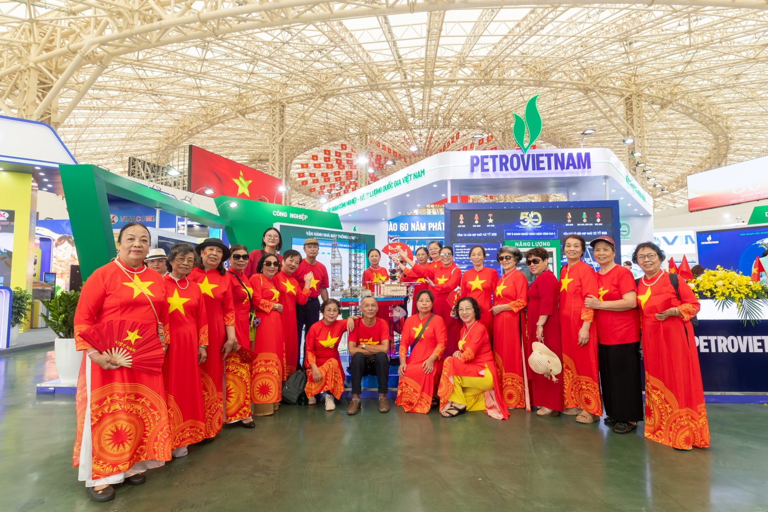 Gian trưng bày của Petrovietnam thu hút đông đảo khách tham quan