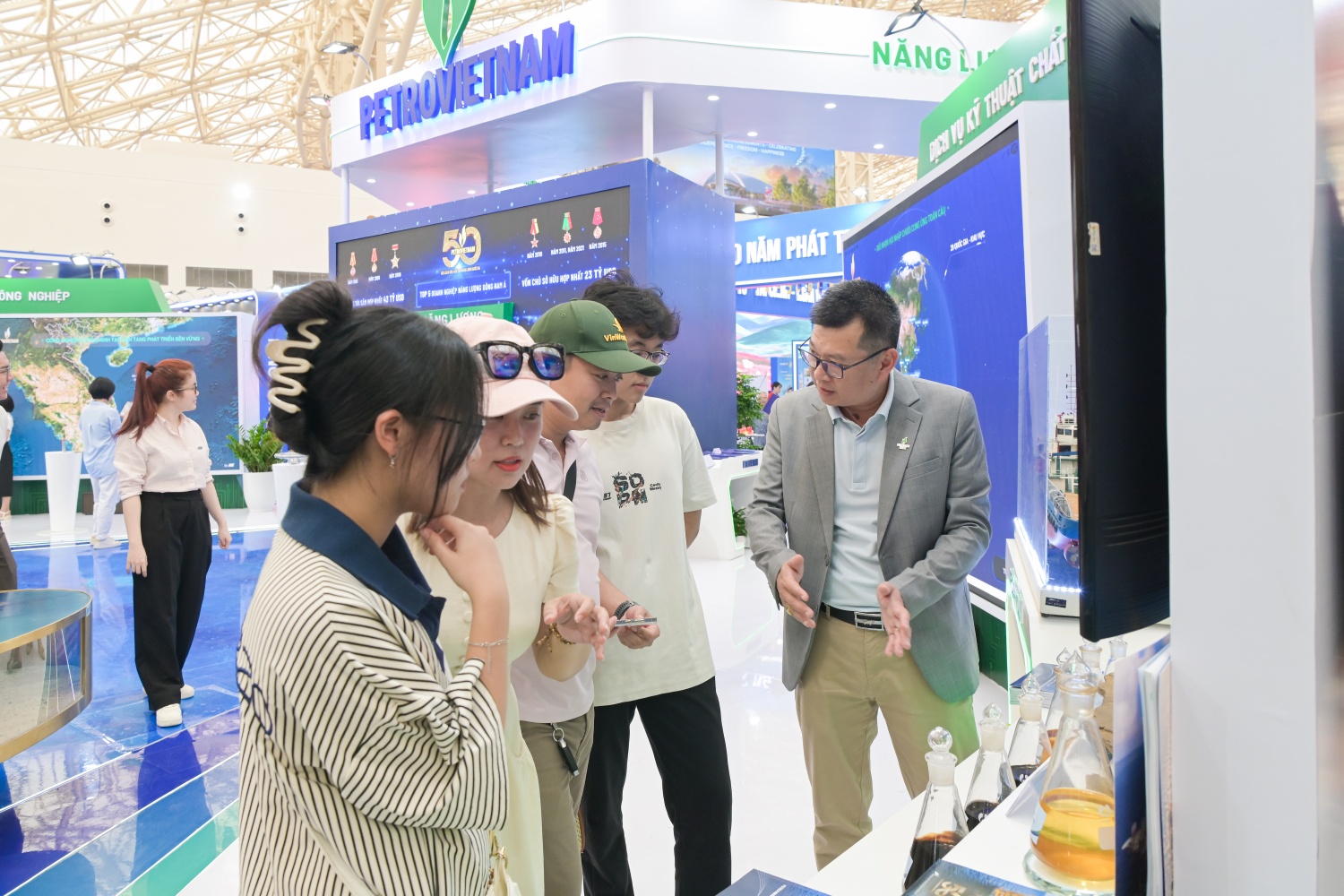 Anh Nguyễn Hùng Sơn - Phó Chánh Văn phòng PVEP giới thiệu về các sản phẩm của Tổng công ty