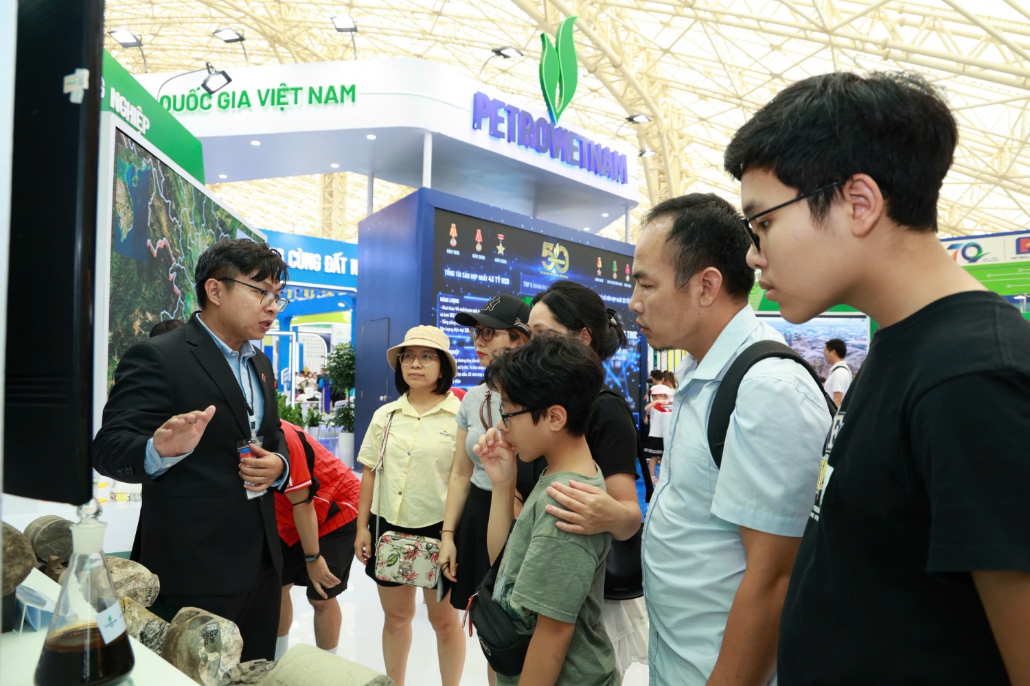 Anh Trần Lê Chiến - Kỹ sư công nghệ, Xí nghiệp Khai thác dầu khí, Liên doanh Vietsovpetro giới thiệu về các mẫu dầu thô tại thềm lục địa Việt Nam