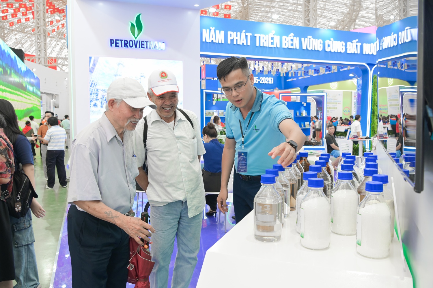 Anh Nguyễn Đức Chính – Cán bộ phòng truyền thông BSR giới thiệu về sản phẩm của BSR