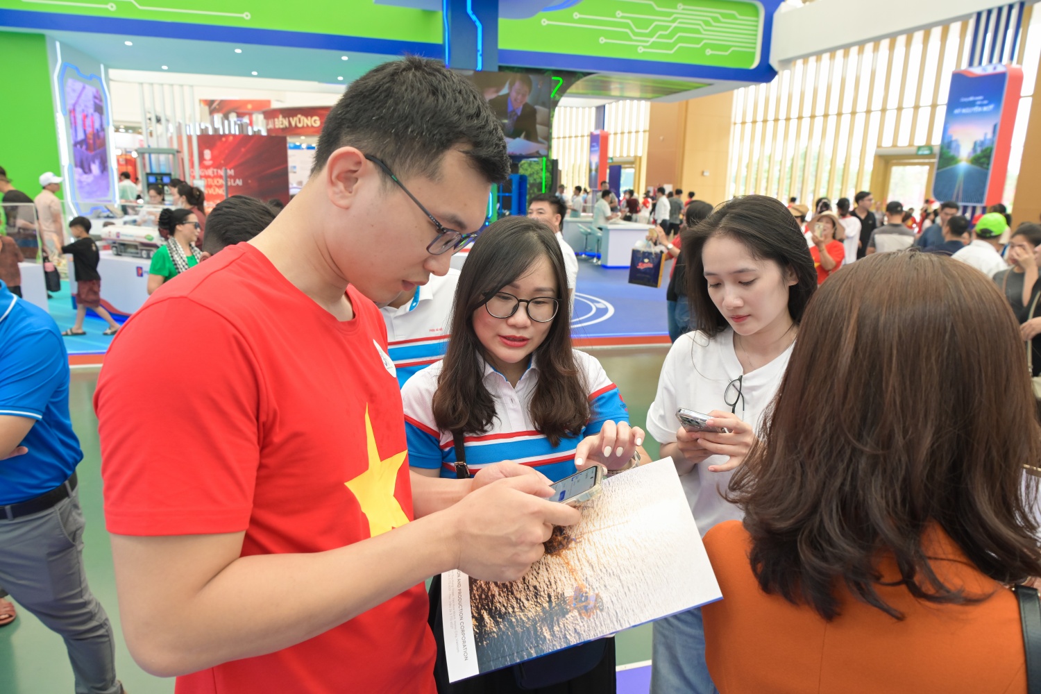 Chị Nguyễn Thị Thanh Thuỷ – Chuyên viên Ban CNTT PVOIL hướng dẫn khách tham quan nhận voucher trên ứng dụng PVOIL 4U