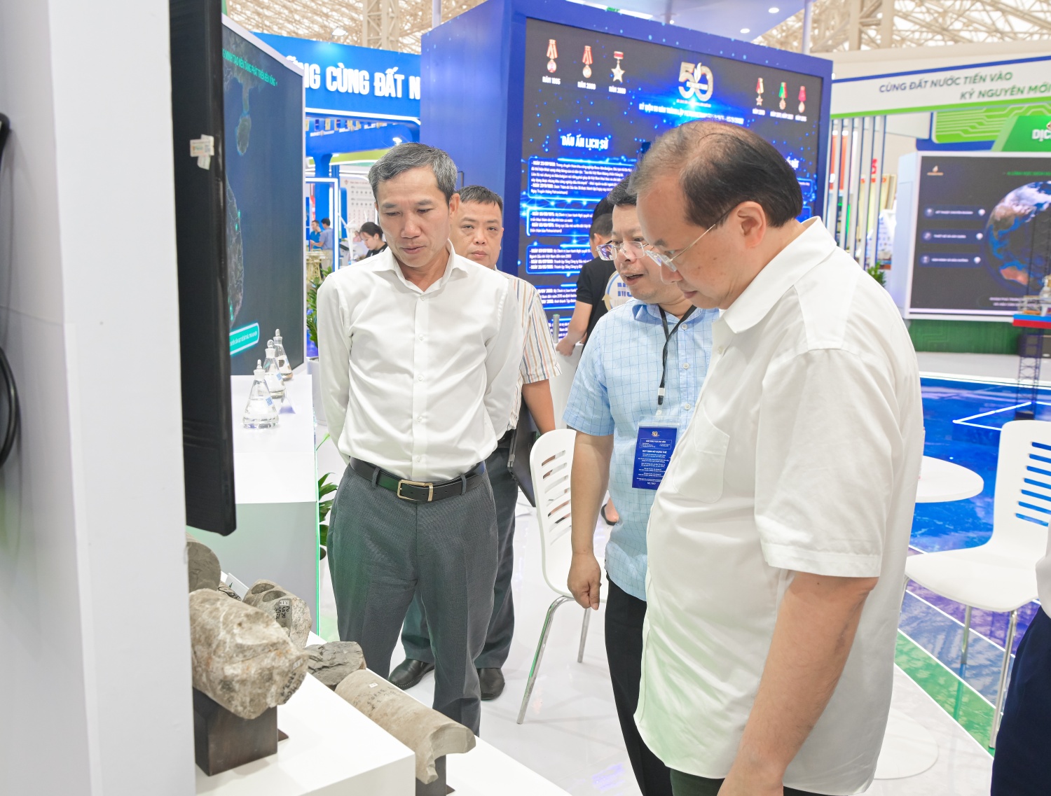 Thứ trưởng Bộ Văn hóa, Thể thao và Du lịch Tạ Quang Đông tham quan gian trưng bày của Petrovietnam