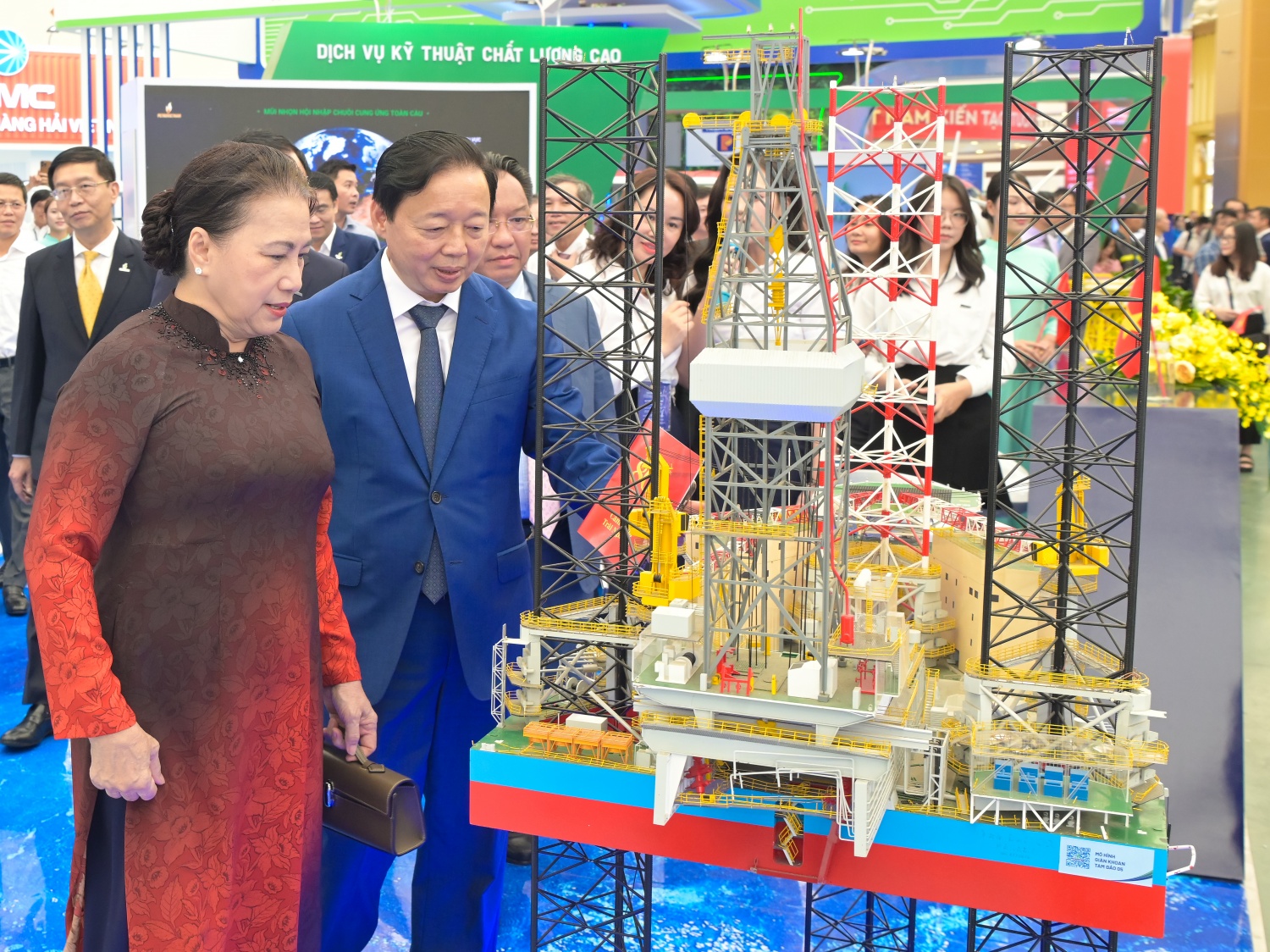Nguyên Chủ tịch Quốc hội Nguyễn Thị Kim Ngân và Phó Thủ tướng Trần Hồng Hà tham quan mô hình Giàn Tam đảo 05 tại gian trưng bày của Petrovietnam