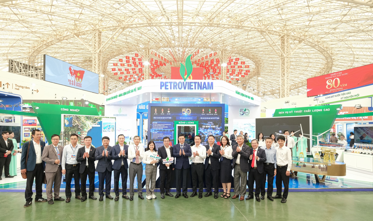 Lãnh đạo Petrovietnam cùng đại diện các đơn vị thành viên tham gia triển lãm