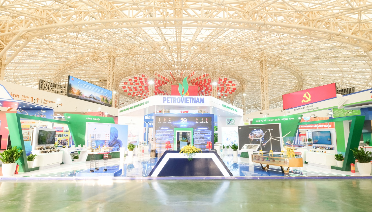 Không gian triển lãm của Petrovietnam tại Triển lãm Thành tựu đất nước được thiết kế hiện đại, sẵn sàng đón khách tham quan